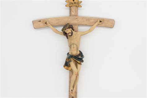 Crocifisso In Legno E Resina Omnia Sacra Arte Sacra Da Oltre Anni