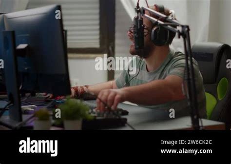 Virtual Streamer Stock Videos And Footage Hd And 4k Video Clips Alamy