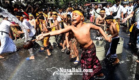 NUSABALI Tradisi Siat Yeh Saat Ngembak Gni Di Jimbaran