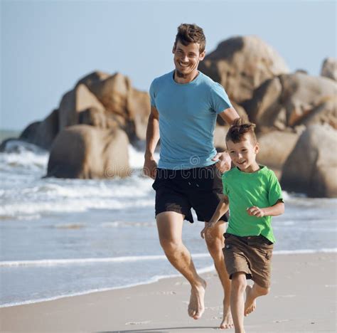 Lycklig Familj På Stranden Som Spelar Fader Med Sonen Arkivfoto Bild