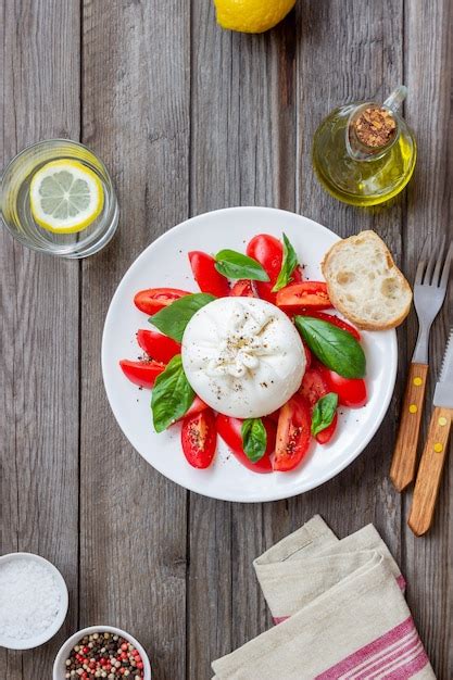 Queijo burrata italiano tomate e manjericão salada alimentação