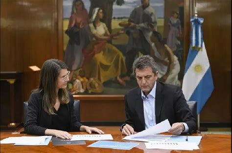 Massa anunció un bono y el aumento a jubilaciones pensiones y