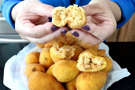 Misturei frango no requeijão e fiz uma deliciosa coxinha sem massa a