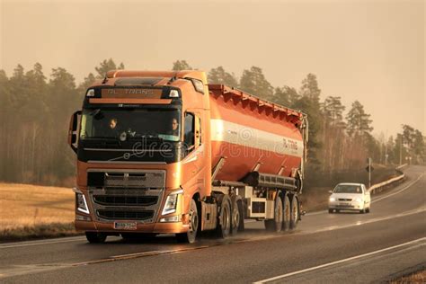 Camión Del Transporte Semi a Granel De Volvo FH En Nevada De La Tarde