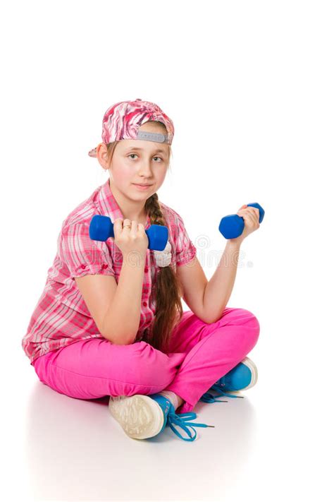 Muchacha Que Hace Ejercicios Con Pesas De Gimnasia Imagen De Archivo