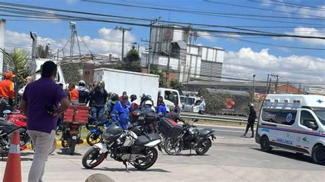 Motociclista quedó atrapado bajo un camión