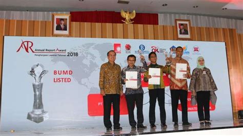 Foto Terapkan Keterbukaan Informasi Bank Dki Raih Annual Report Award