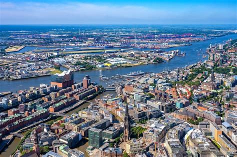 Hamburg Aus Der Vogelperspektive Stadtansicht Am Ufer Des