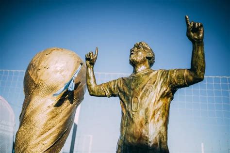 Inauguraron La Primera Estatua De Lionel Messi Con Las Tres Estrellas