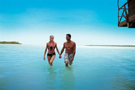 Honeymoon In The Cook Islands Romantic Honeymoon Cook Islands Couple Romance