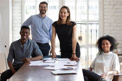 Retrato De Jovens Empres Rios Multirraciais Felizes E Confiantes