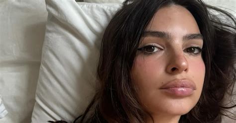 Fully Nude Emily Ratajkowski Provokes With Sexy Pics