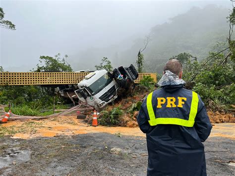 Sobe para 2 o número de mortos nos deslizamentos na BR 376 até o