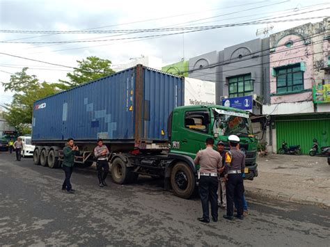 Wajib Baca Mulai Besok Truk Trailer Sumbu Iii Dilarang Beroperasi Di
