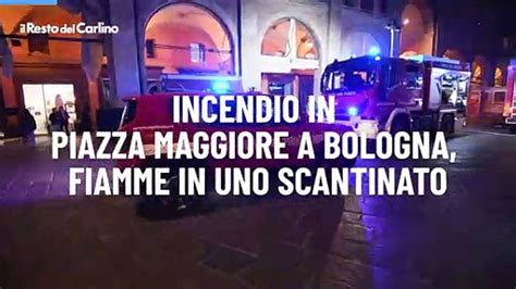 Incendio In Piazza Maggiore A Bologna Fiamme In Uno Scantinato Video