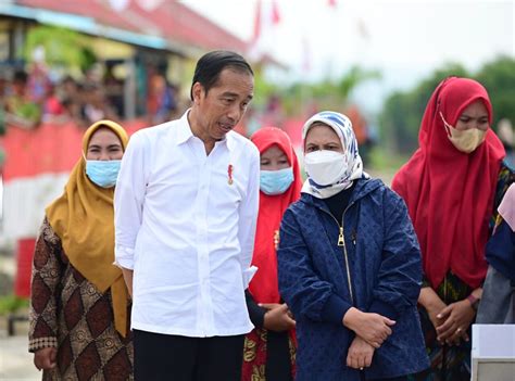 FOTO Presiden Jokowi Resmikan Huntap Pascabencana Seroja Di Provinsi NTB