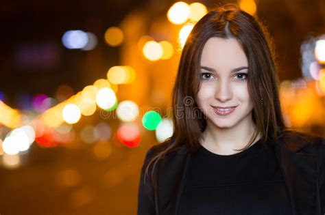 Ritratto Di Giovane Brunette Fotografia Stock Immagine Di Lanterna Affascinare