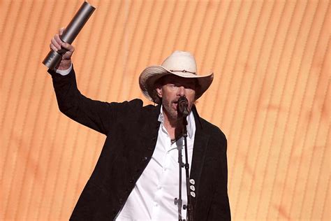 A Red Solo Cup Salute Country Music Remembers Toby Keith At Cmt Awards