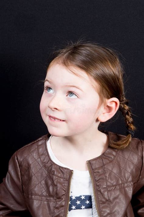 Portrait D Une Jeune Fille Adorable Sur Un Fond Blanc Image Stock