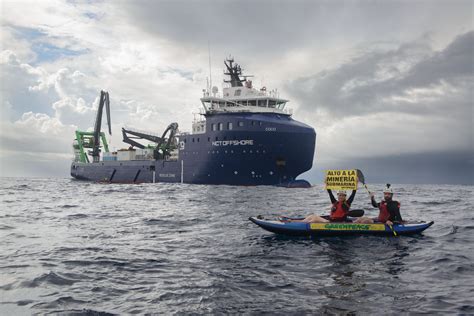 Greenpeace se enfrenta a un barco de minería submarina en una región