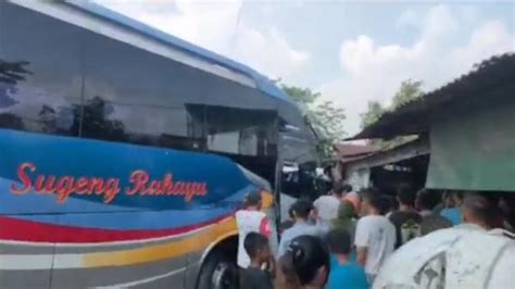 Kecelakaan Di Sidoarjo Bus Sarat Penumpang Tabrakan Dengan Truk Boks