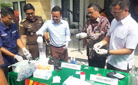 Kejaksaan Negeri Kota Banjar Musnahkan Jenis Barang Bukti Dari