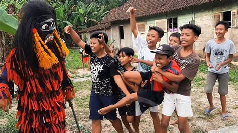 Gendruwon Ngamuk Bikin Pengejek Panik Arak Arakan Barongan Blora