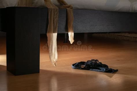 Bragas Negras Y Flor Roja Sobre Fondo Gris Cerrar Mantener Su Vagina Sana Y Feliz Capa Plana