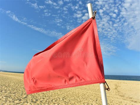 Bandeira Vermelha No Polo De Bandeira Que Funde No Vento Foto De Stock