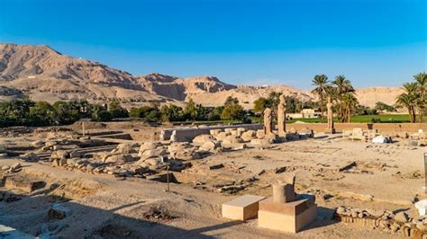 Los colosos de memnon dos enormes estatuas de piedra del faraón