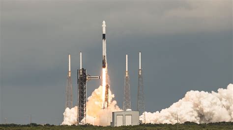 Spacex Capsule Docks At Iss To Shuttle Stranded Boeing Starliner Crew Home