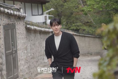 Variety Show Korea Dibintangi Kim Woo Bin