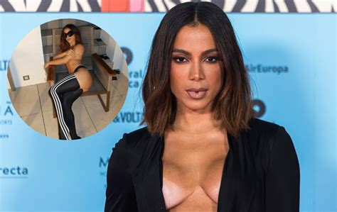 Anitta nua Cantora surge sem blusa e bumbum à mostra em foto