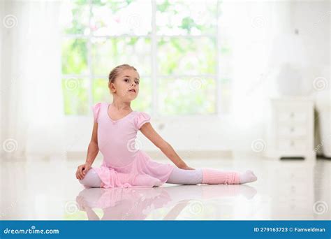 Ballet De Beb Bailarina Peque A En Clase De Baile Imagen De Archivo