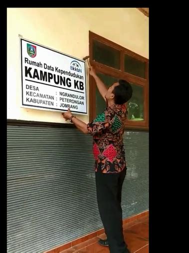 Pemasangan Papan Data Dan Pemasangan Papan Nama Kampung KB