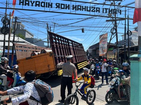 Truk Pengangkut Tiang Pancang Amblas Di Bekas Galian Begini Penjelasan