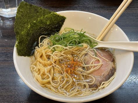 湖西の山さん On Twitter まずは清湯スープの塩を注文 鶏魚介の清湯スープで鶏よりも魚介が強く程よい塩味も感じる他では味わえない