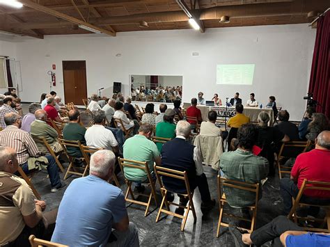 M S De Personas Debaten La Avalancha De Proyectos De Plantas