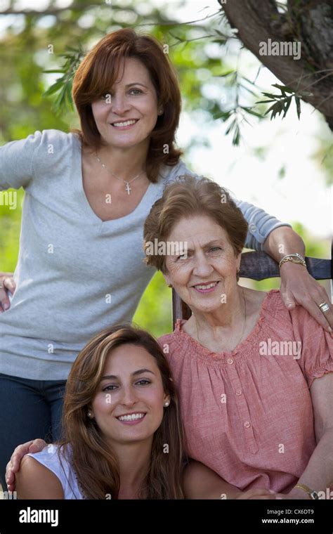 Portrait Dune Femme Avec Sa Fille Et Sa Petite Fille Photo Stock Alamy