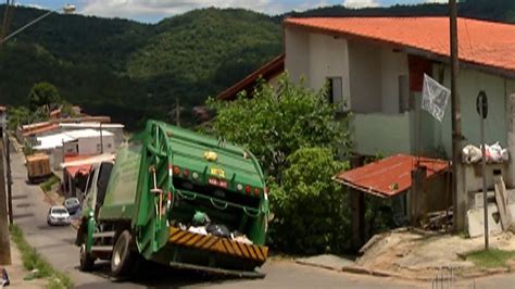 Asfalto Cede E Caminh O Da Coleta De Lixo Fica Preso Em Buraco Em Rua