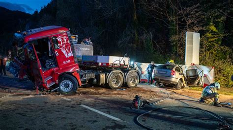 Stundenlange Sperre Horror Crash Tiroler Kracht Frontal In Lkw Tot