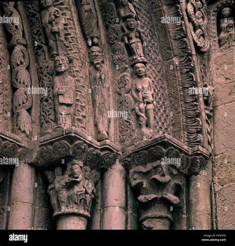 Detalle De Las Arquivoltas Y Capiteles De La Portada De La Iglesia De