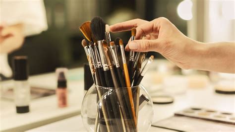 Cómo usar correctamente las brochas de maquillaje Glamour