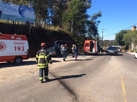 Mulher Perde Controle Do Ve Culo E Colide Contra Parada De Nibus Em