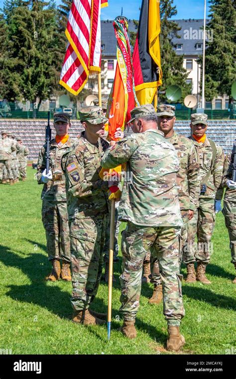 EE UU El Teniente Coronel del Ejército Jeffrey Keenan recibe los