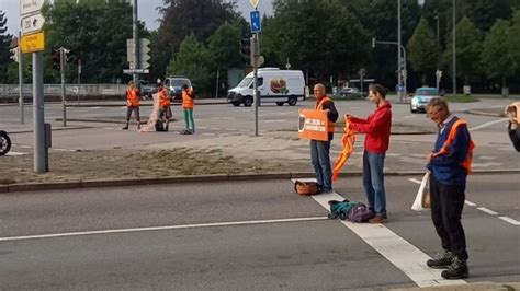 München Letzte Generation blockiert Straße vor Polizeiinspektion