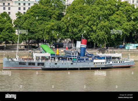 Tattershall castle pub boat hi-res stock photography and images - Alamy