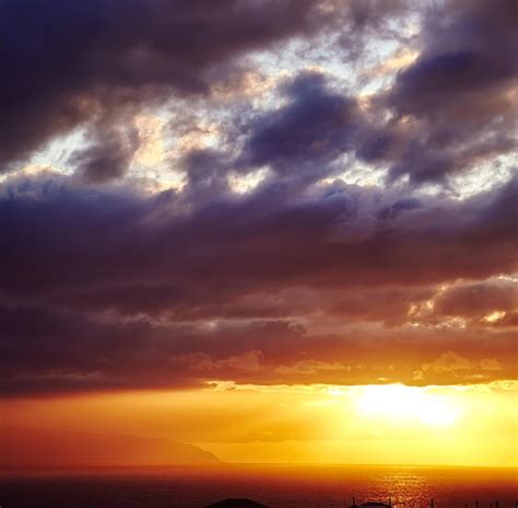 Schöner Sonnenuntergang über dem Meer Kostenlose Foto