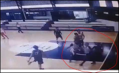 Salvaje Agresión De Un Basquetbolista Al árbitro