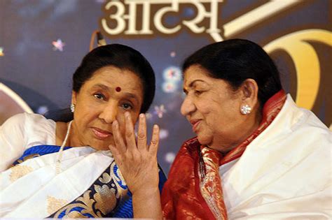 PIX: Lata Mangeshkar, Asha Bhosle bond at awards - Rediff.com Movies